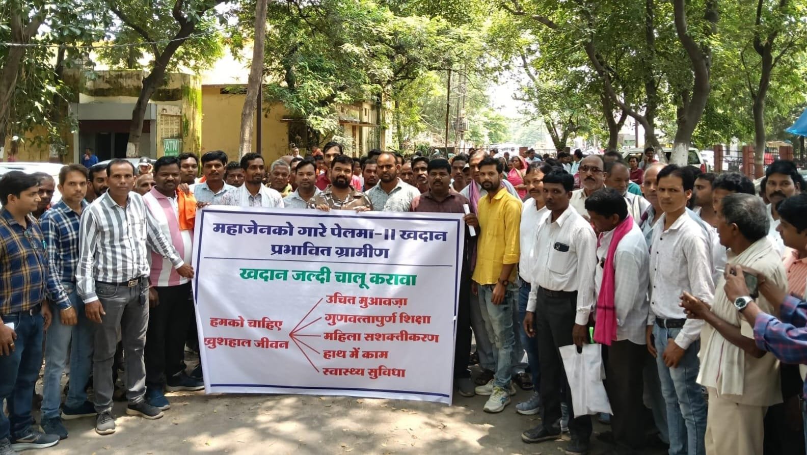 महाजेनको की कोल परियोजना शुरू करवाने, प्रभावित ग्रामीण पहुंचे रायगढ़