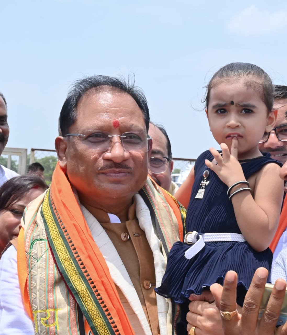 नन्ही सृष्टि को गोद में उठाकर CM साय ने रच दिया अपनत्व व स्नेह का अविस्मरणीय पल