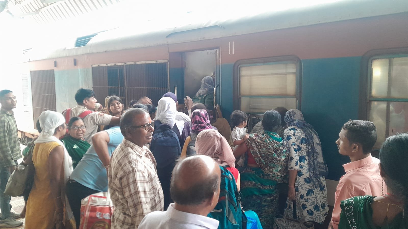 भारी हंगामा के बीच राजहरा दुर्ग डेमू ट्रेन कल देर रात की गई रद्द