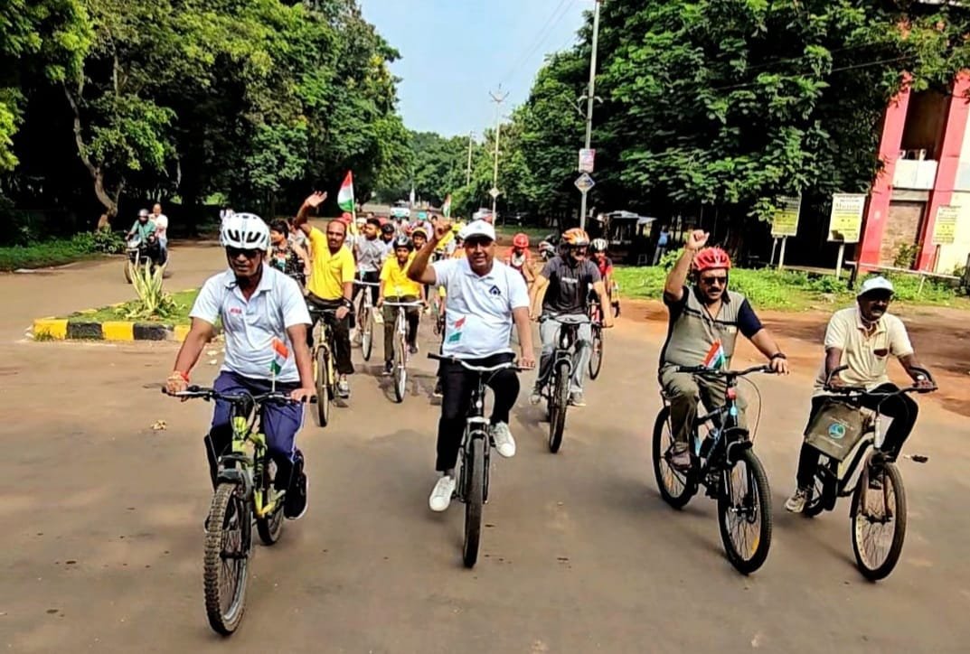 फिट इंडिया मुहिम के तहत भिलाई में साइकिल पर निकाली तिरंगा रैली
