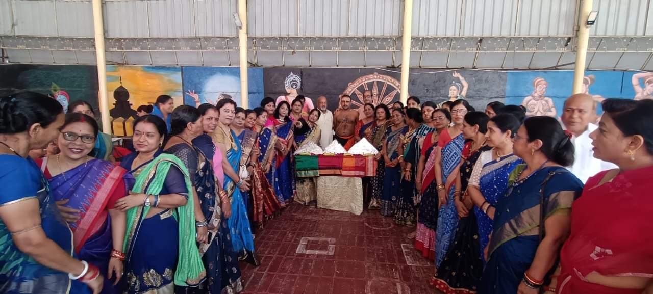 जगन्नाथ मंदिर सेक्टर 6 में महाप्रभु को महिला मंडल ने चाँदी के तीन मुकुट किए अर्पित जगन्नाथ मंदिर सेक्टर 6 में महाप्रभु को महिला मंडल ने चाँदी के तीन मुकुट किए अर्पित
