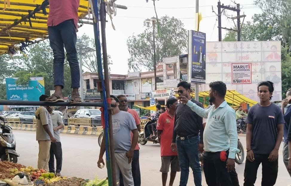 दुकानदारों द्वारा सड़क पर दोबारा किए गए अतिक्रमण पर निगम की सख्ती