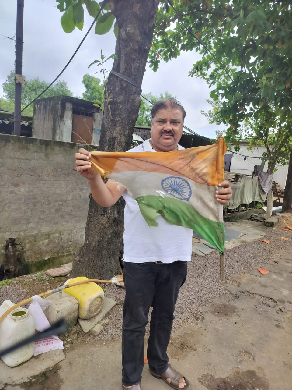 तिरंगा सिर्फ फहराना नहीं, सम्मान भी देना है: धीरज चौहान