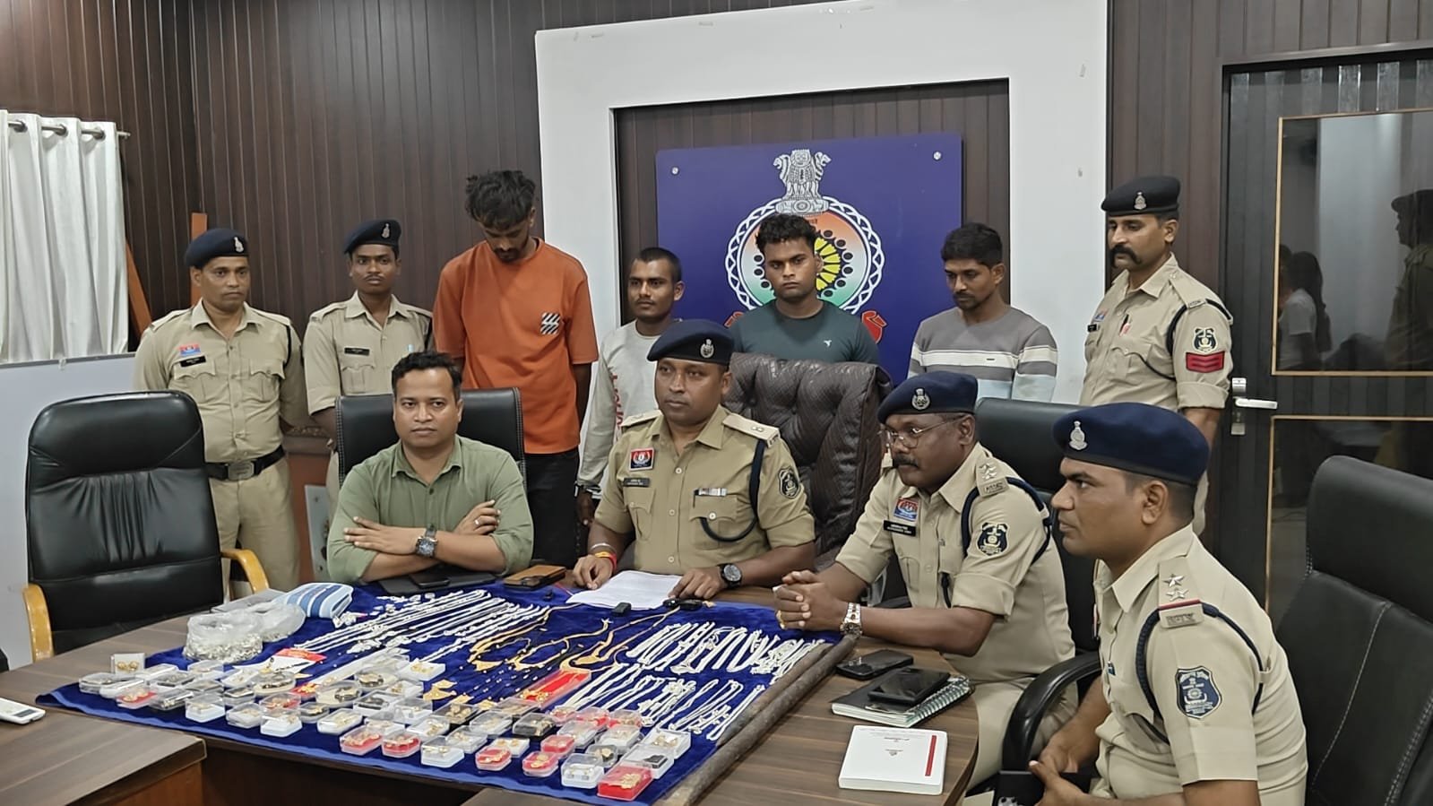 ग्रामीण क्षेत्र की ज्वेलरी शॉप को निशाना बनाने लिया किराए का मकान
