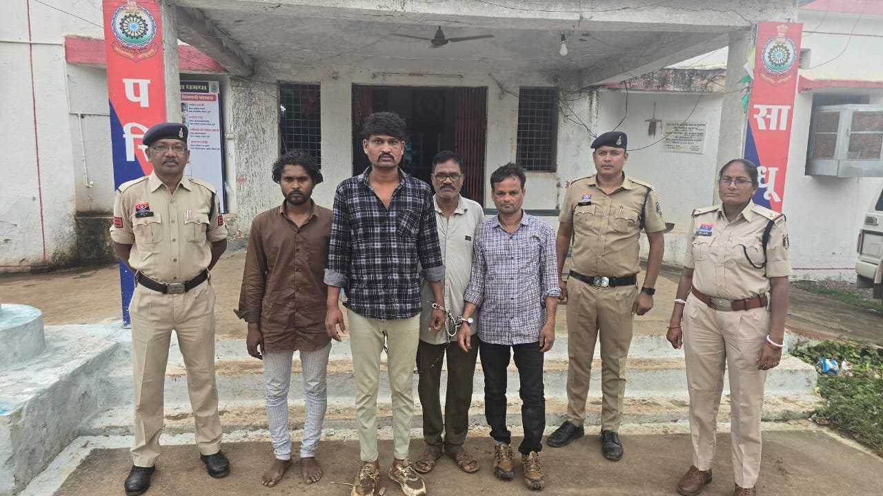महिला का बाल पकड़कर पटका कपड़े फाड़े, धारदार हथियार से किया हमला