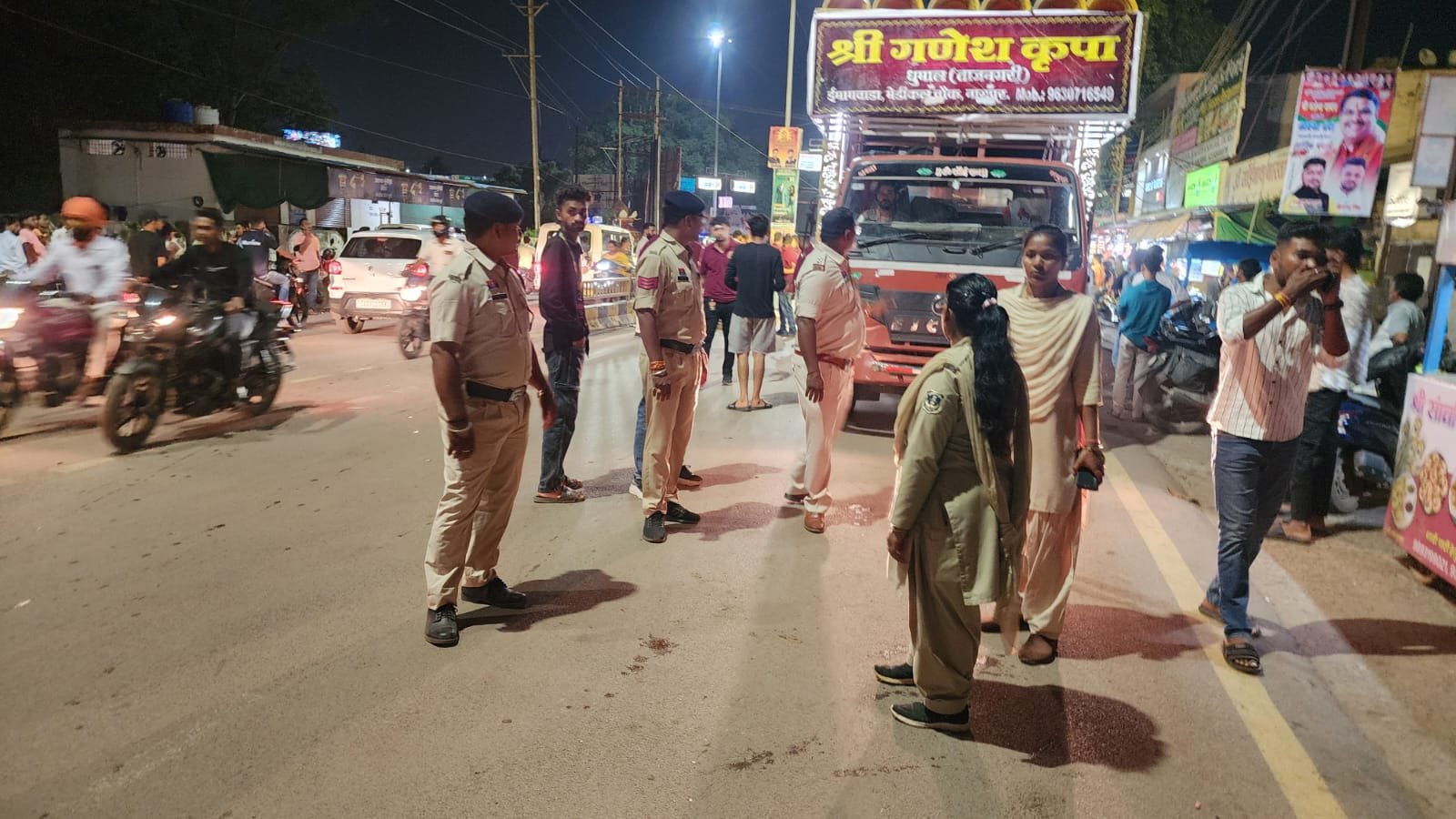 लेजर लाइट की चमक के साथ तेज आवाज में बजा रहा था DJ, पहुंच गई पुलिस लेजर लाइट की चमक के साथ तेज आवाज में बजा रहा था DJ, पहुंच गई पुलिस