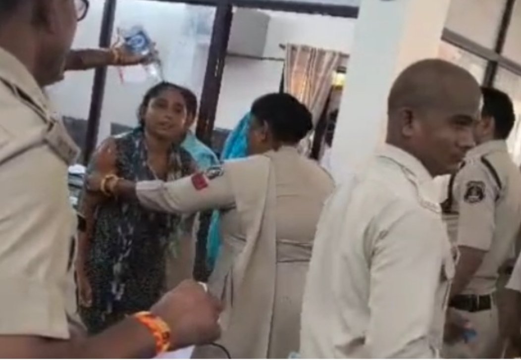 थाने में महिला ने पेट्रोल डाल की आत्मदाह की कोशिश, पुलिस ने किया गिरफ्तार