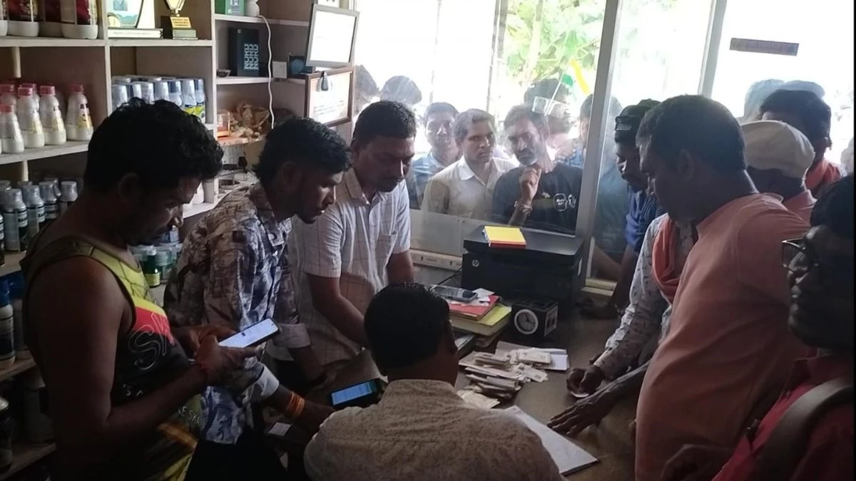 113 बोरी यूरिया जब्त, तीन कृषि केंद्रों के लाइसेंस 21 दिन के लिए निलंबित