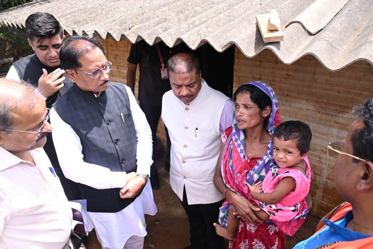 बाढ़ प्रभावितों को मिला राशन बर्तन, कपड़े, गैस सिलेंडर व चूल्हा भी उपलब्ध