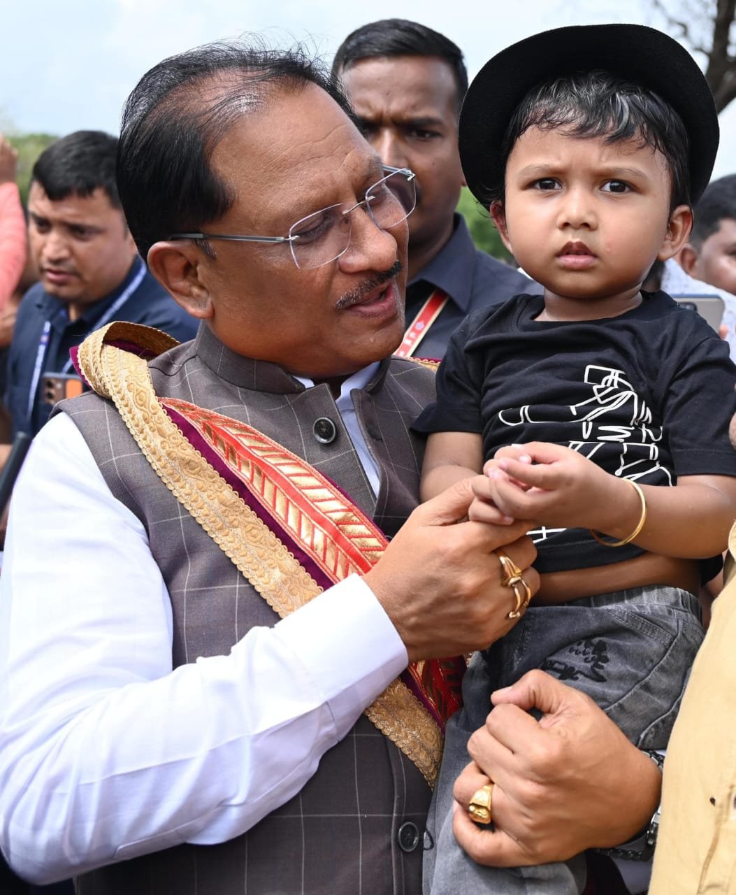 सरल और सहज CM साय का दिखा अपनत्व, नन्हे इवान को गोद में ले किया दुलार सरल और सहज CM साय का दिखा अपनत्व, नन्हे इवान को गोद में ले किया दुलार