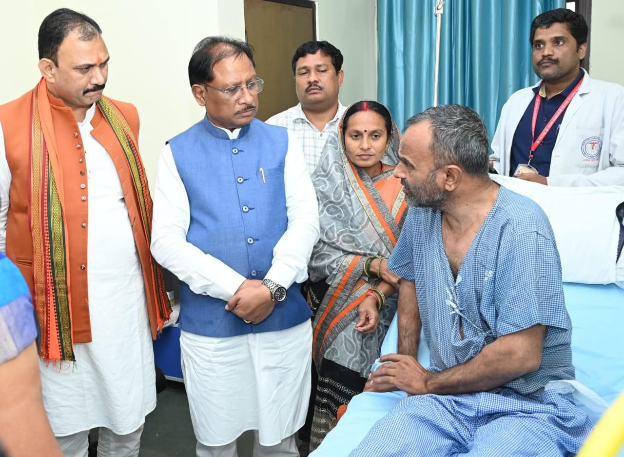 मुख्यमंत्री साय ने एम्स रायपुर में भर्ती विशंभर यादव का जाना कुशलक्षेम