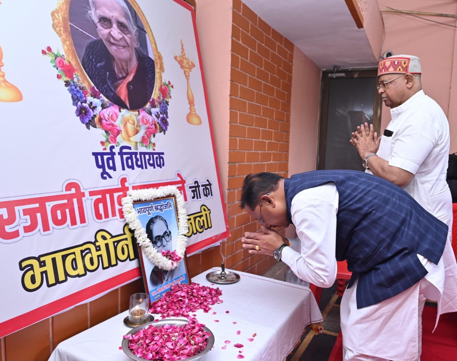 मुख्यमंत्री साय ने रायपुर की पहली महिला विधायक स्वर्गीय रजनी ताई उपासने के निवास पहुंचकर अर्पित की श्रद्धांजलि