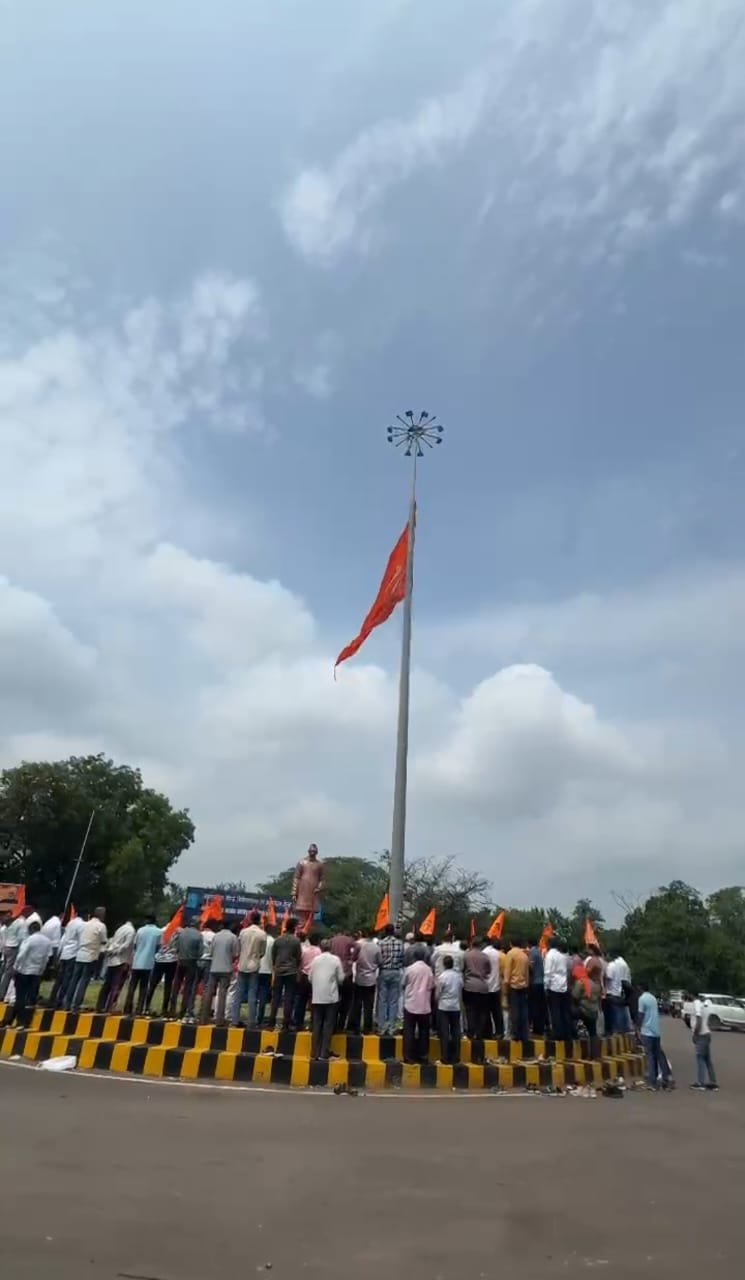 भिलाई के सेक्टर 09 चौक पर लहराया 50 फीट ऊंचा भगवा ध्वज