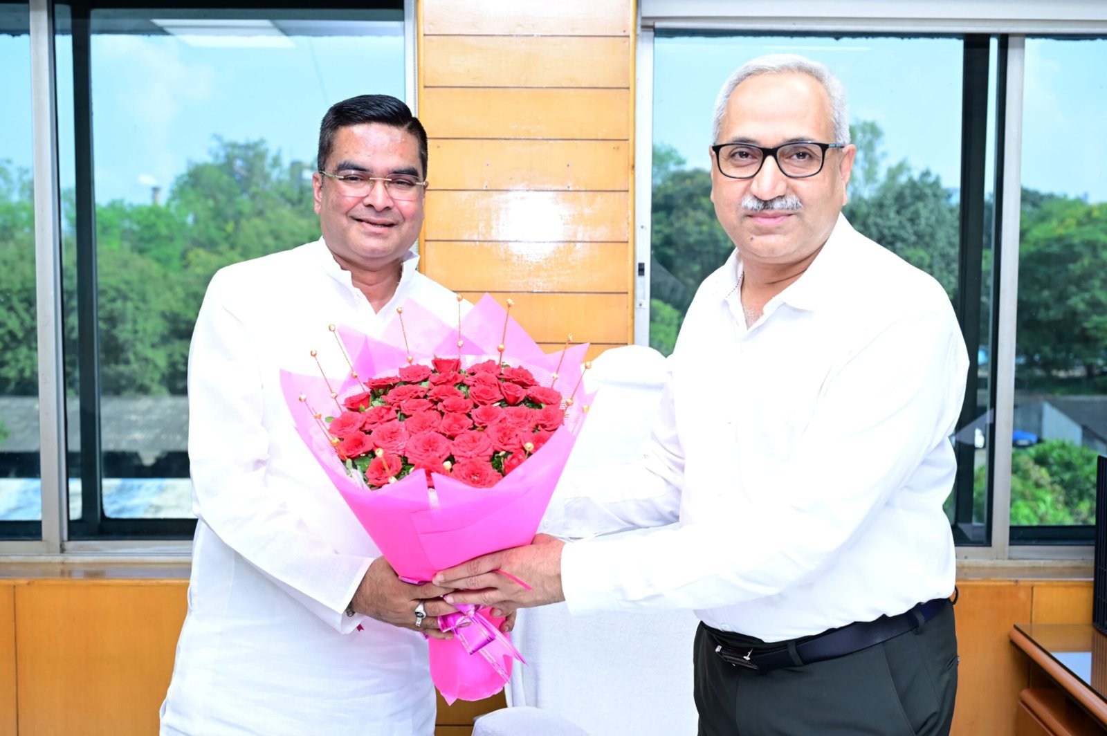 अस्पताल स्कूल, कामर्शियल लीज, बंद स्कूलों के मुद्दे ले BSP पहुंचे विधायक अस्पताल स्कूल, कामर्शियल लीज, बंद स्कूलों के मुद्दे ले BSP पहुंचे विधायक