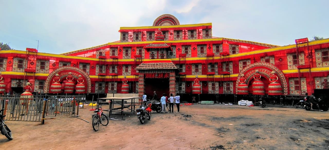 लाल मैदान पावर हाउस में 54वें वर्ष ढोकरा शिल्प की वैभवशाली 3 हजार मूर्तियों से सुसज्जित मां अंबे का दरबार
