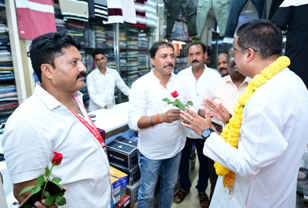 पैदल 3 घंटे चल दो मार्केट की हर दुकान में पहुंचे वैशाली नगर MLA रिकेश सेन