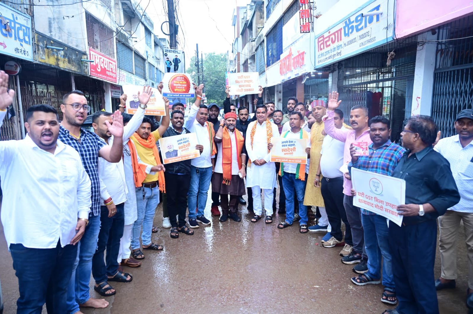 बरसते पानी में MLA रिकेश पहुंचे सुपेला मार्केट, व्यापारी को गुलाब भेंट कर दी बधाई