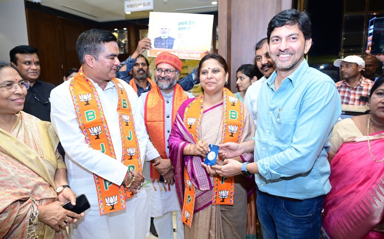 सांसद के साथ सुपेला मार्केट की हर दुकानों में पहुंचे विधायक रिकेश सांसद के साथ सुपेला मार्केट की हर दुकानों में पहुंचे विधायक रिकेश