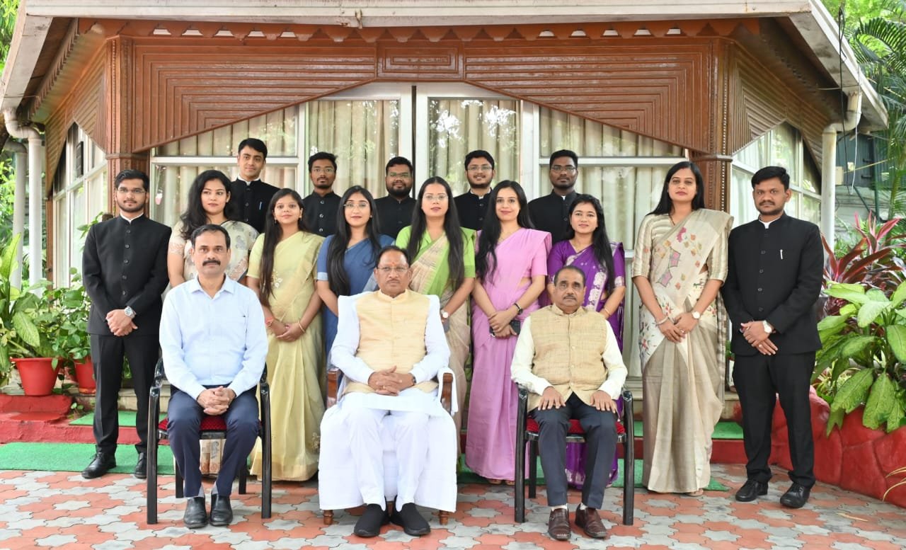 जनता की समस्याओं को हल करने में राज्य प्रशासनिक सेवा के अधिकारियों की है अहम भूमिका – CM साय जनता की समस्याओं को हल करने में राज्य प्रशासनिक सेवा के अधिकारियों की है अहम भूमिका – CM साय