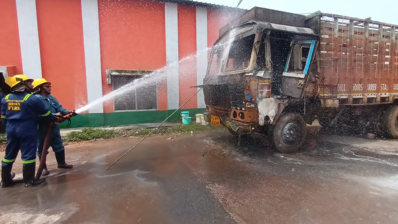 FCI गोदाम दुर्ग में ट्रक में लगी आग, फायर कर्मियों ने पानी की बौछार से किया कंट्रोल FCI गोदाम दुर्ग में ट्रक में लगी आग, फायर कर्मियों ने पानी की बौछार से किया कंट्रोल