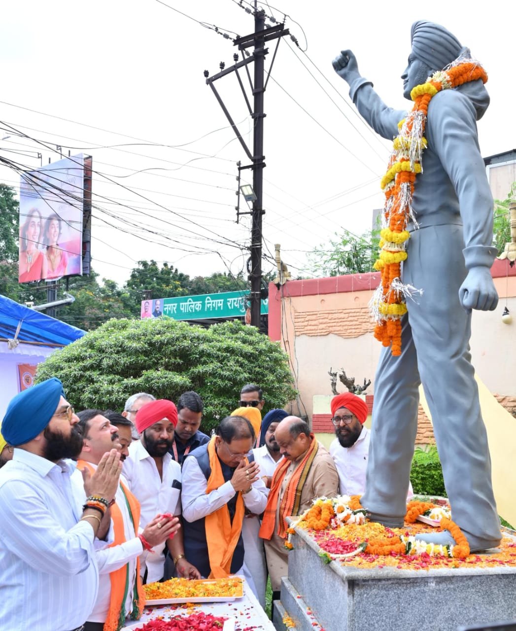 CM साय ने अमर शहीद भगत सिंह की प्रतिमा पर माल्यार्पण कर किया नमन CM साय ने अमर शहीद भगत सिंह की प्रतिमा पर माल्यार्पण कर किया नमन