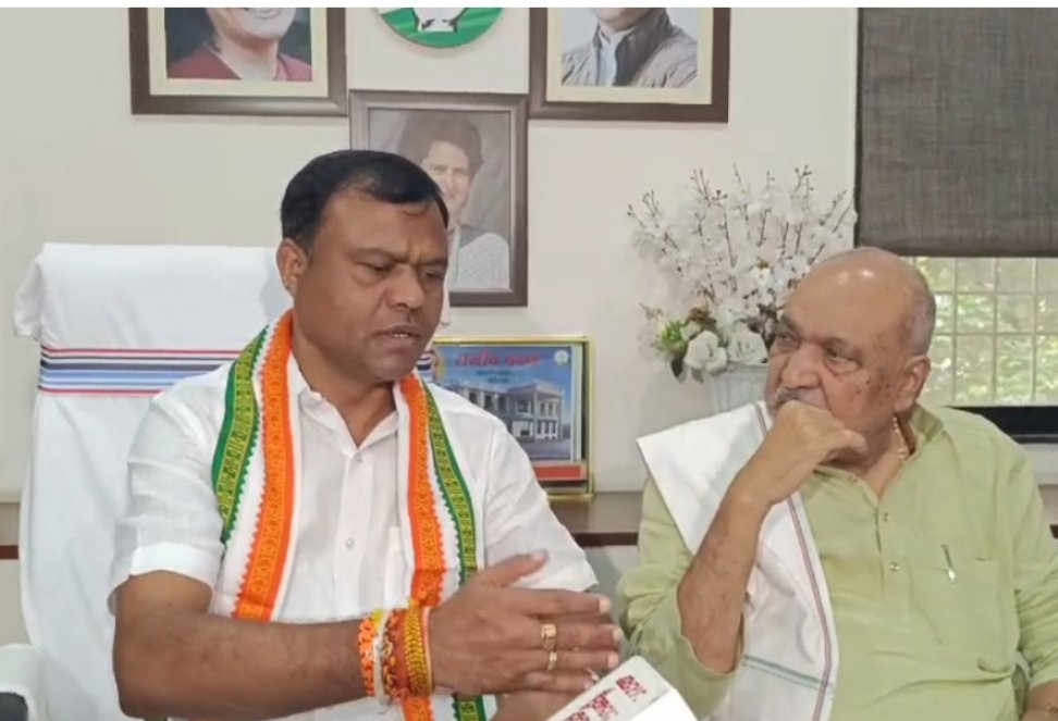 विवादों के बीच चौबे की बैज से चर्चा, कहा- वो अध्यक्षजी के साथ हैं…