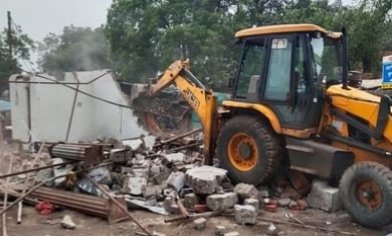 कुम्हारी में कब्जाधारियों पर कार्रवाई, 5 दशक से थे काबिज रेलवे का चला बुलडोजर
