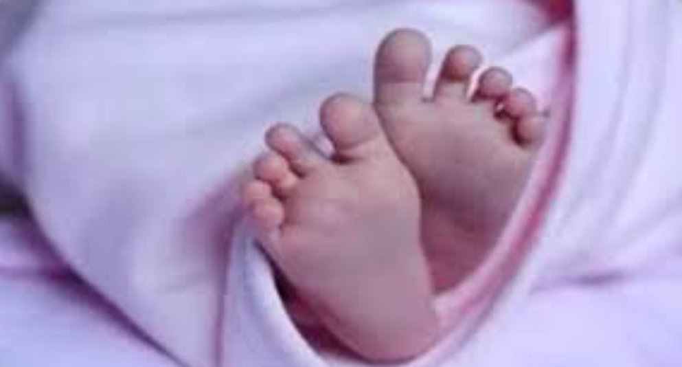 जमीन में दफन की गयी 15 दिन की बच्ची, पुलिस ने सुरक्षित बाहर निकाला