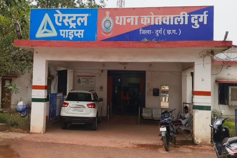 दुर्ग के इंदिरा मार्केट में संदिग्ध परिस्थितियों में मिला युवक का शव, चोट के निशान