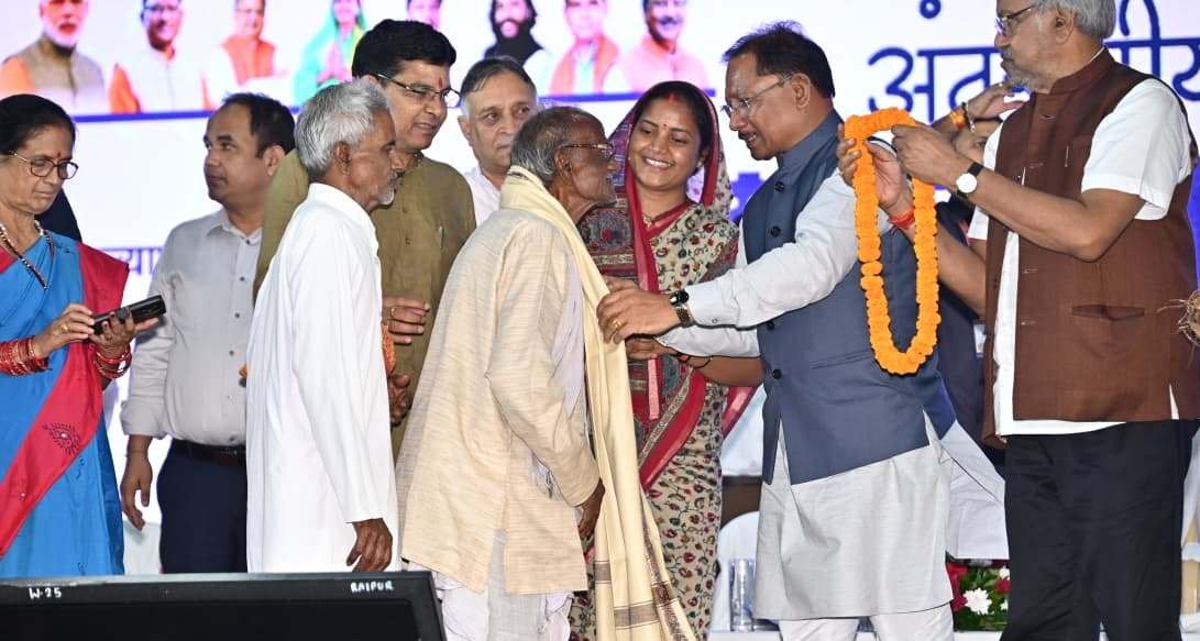 वृद्धजनों के सम्मान और कल्याण के लिए सरकार प्रतिबद्ध : CM विष्णु देव साय
