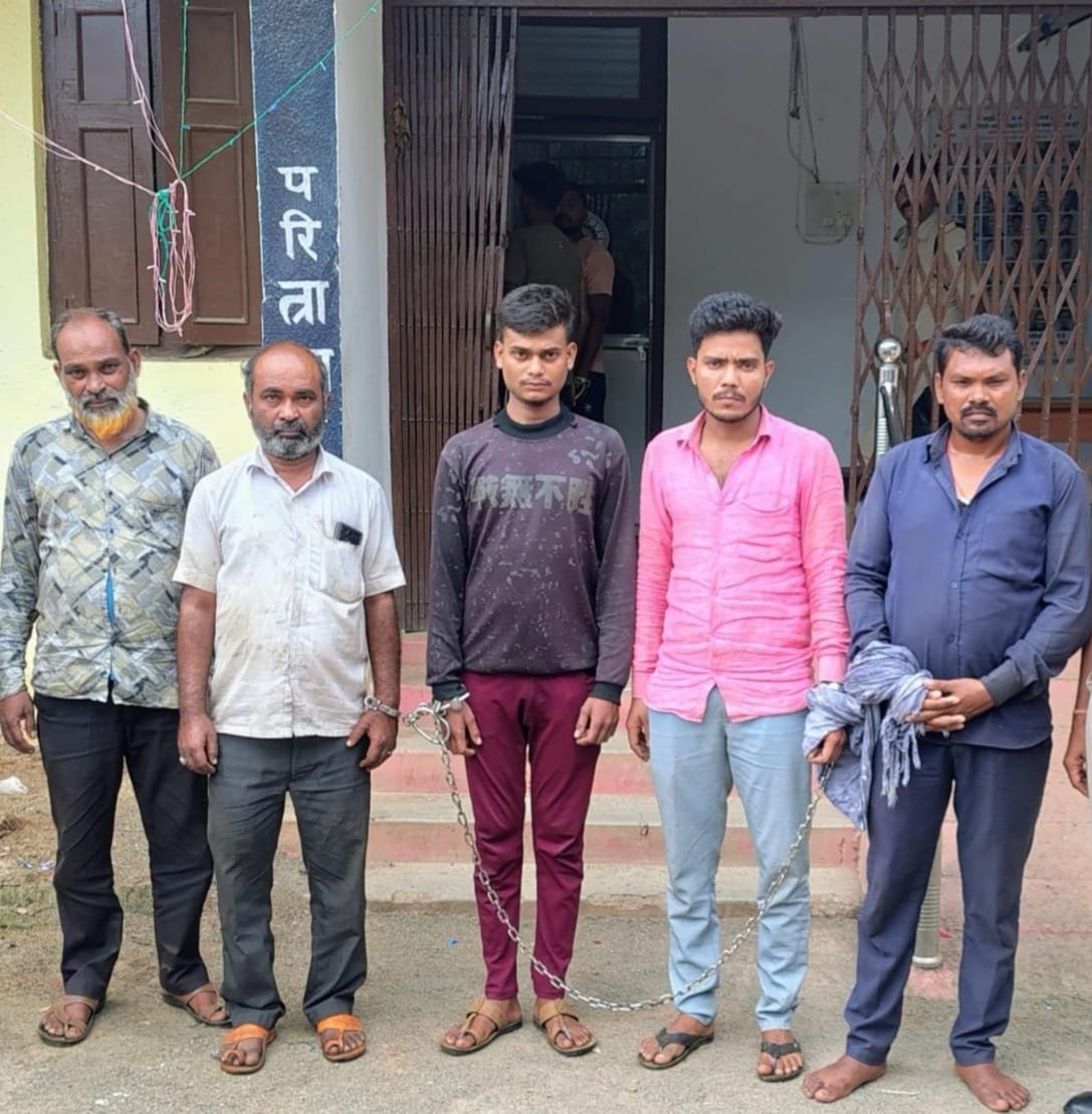 पेट्रोल डीजल का अवैध स्टाक यार्ड, तीन टैंकर, ड्रमों में भरा 26500 लीटर आयल जप्त