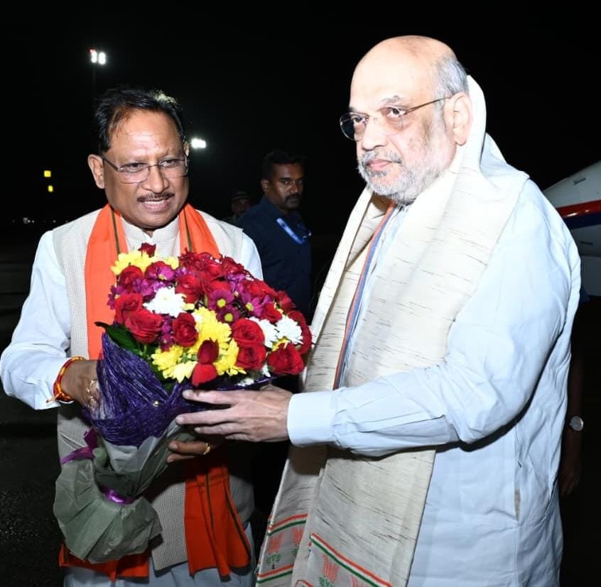 HM अमित शाह का CM विष्णुदेव ने एयरपोर्ट पर किया आत्मीय स्वागत