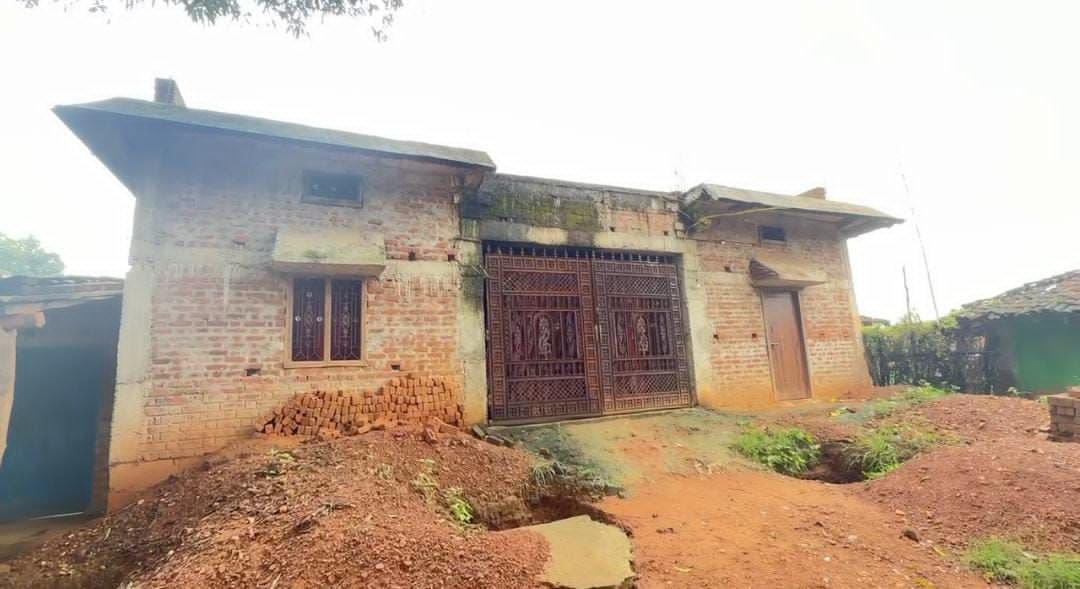 CG में गांजा तस्करी पर लगाम लगाने कुख्यात स्मगलर रोहित का मकान वाहन फ्रिज