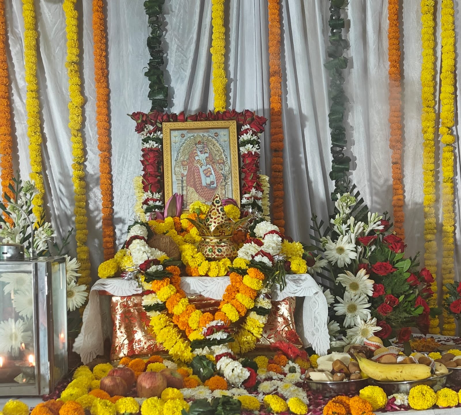 शरद पूर्णिमा पर साईं बाबा का सजा दरबार, हजारों श्रद्धालुओं ने लिया दाल-बाटी-चूरमा का प्रसाद