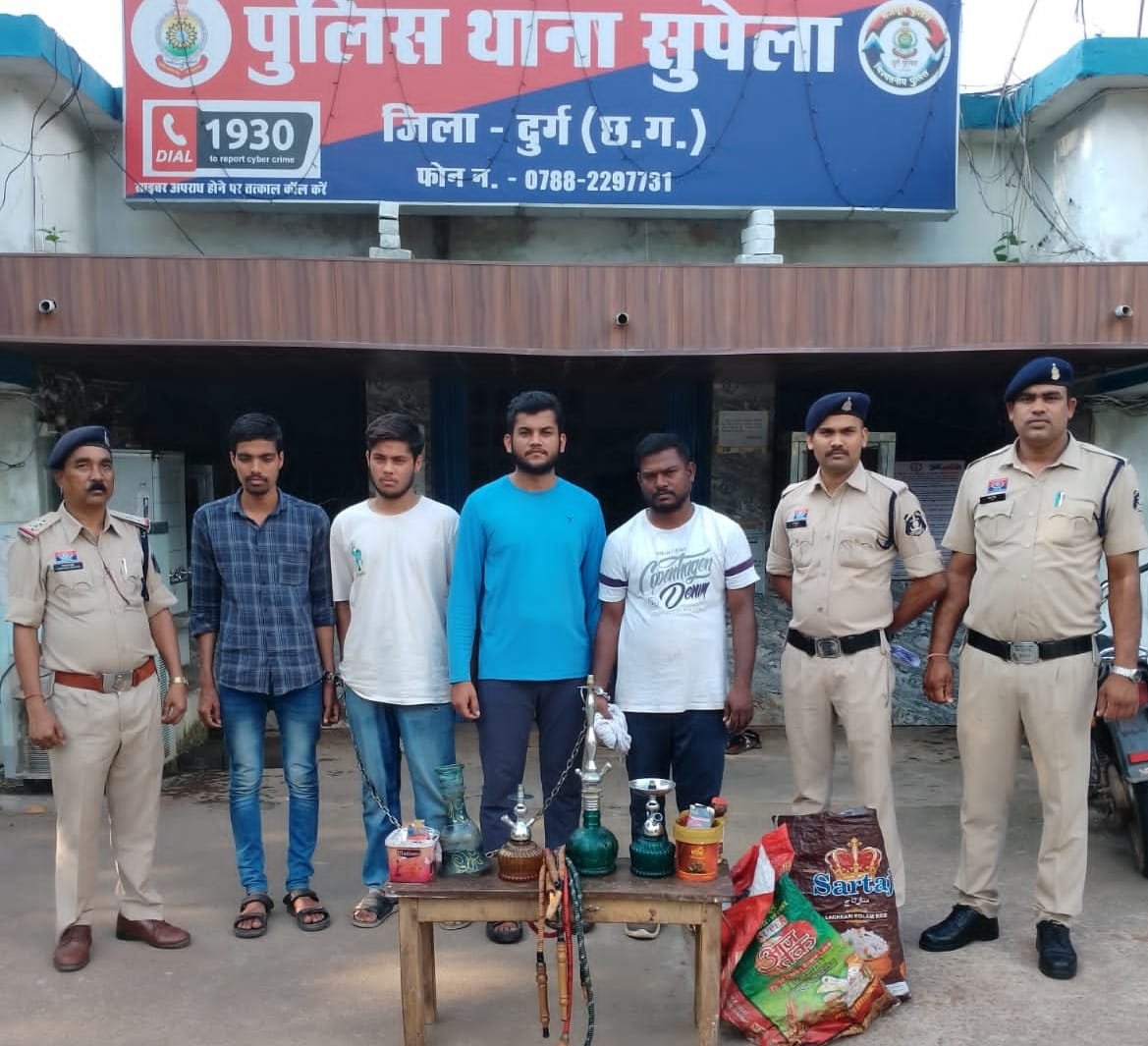 अवैध हुक्का बार में सुपेला पुलिस की रेड, दुकानदार व तीन ग्राहक पकड़ाए