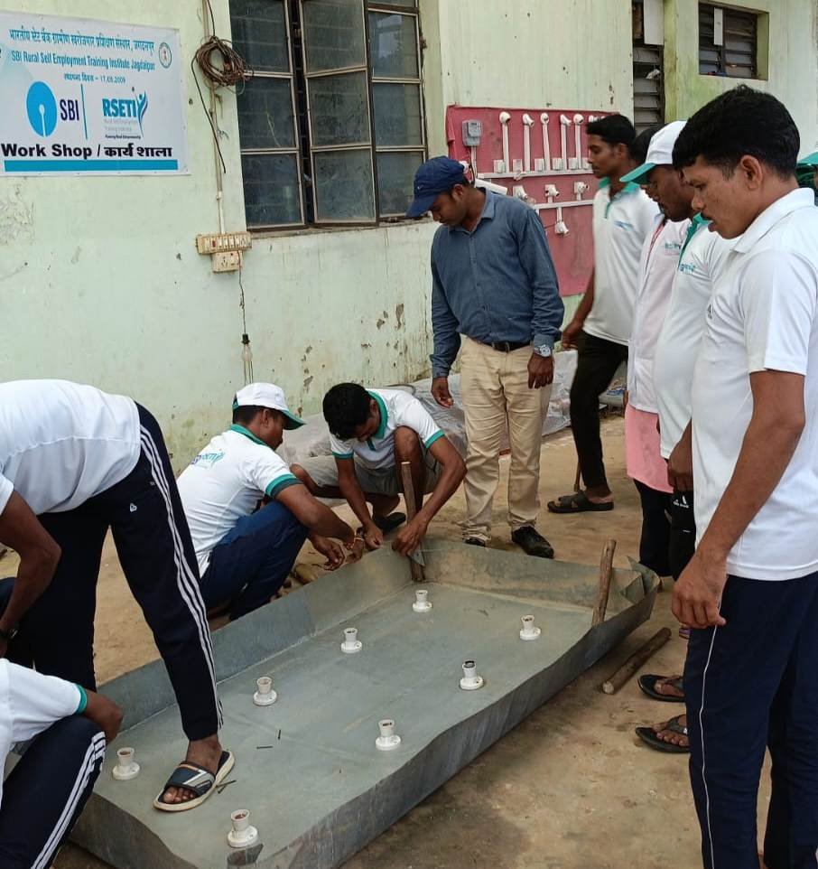 आत्मसमर्पित माओवादियों ने थामी तरक्की की डोर, सीखा कुक्कुट व बकरीपालन का गुर