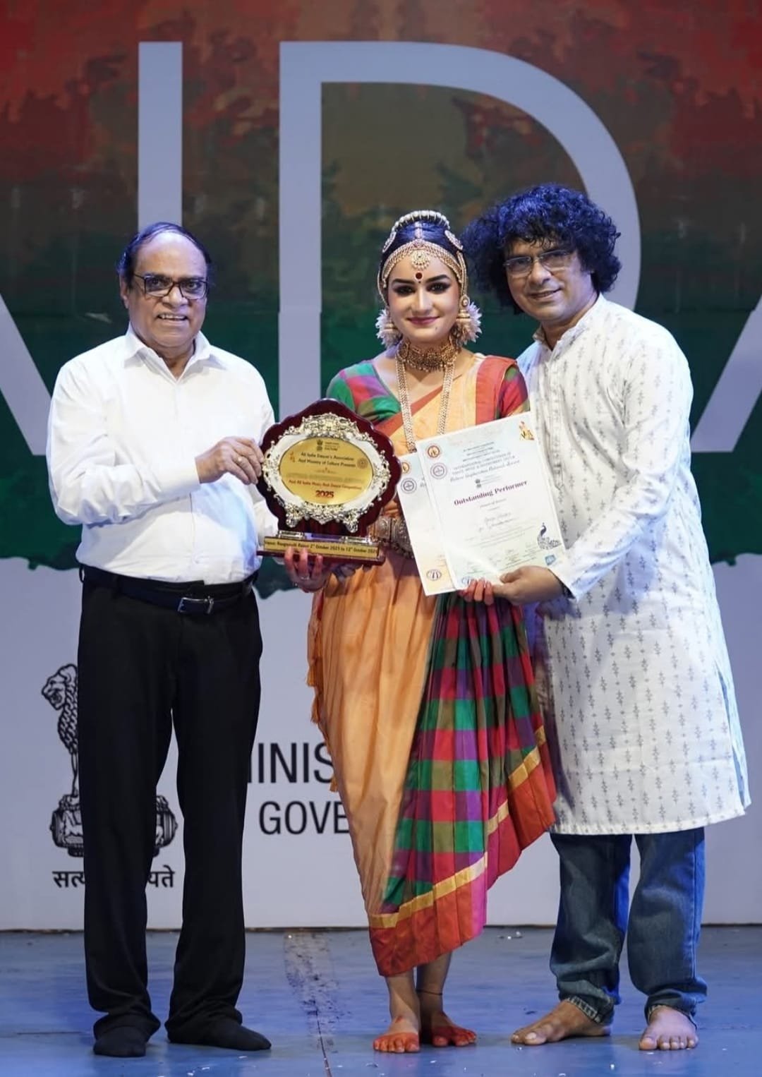भिलाई का गौरव आद्या पांडे Outstanding Performer अवार्ड से सम्मानित