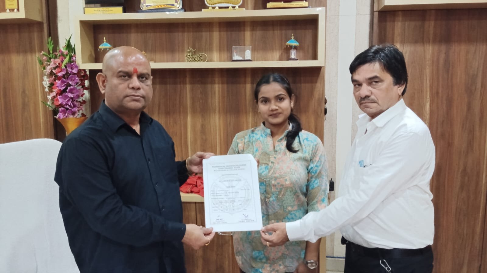 एस.आर. हॉस्पिटल एण्ड पैरामेडिकल कॉलेज चिखली दुर्ग के विद्यार्थी को किया गया सर्टीफिकेट वितरित