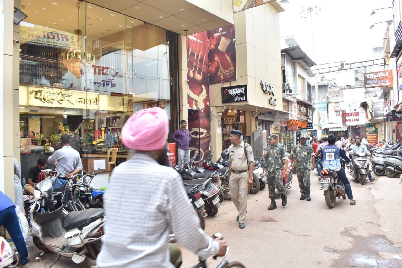 सराफा एवं मुख्य मार्केट में दुर्ग पुलिस का सशस्त्र पहरा, की जा रही है पैदल पेट्रोलिंग