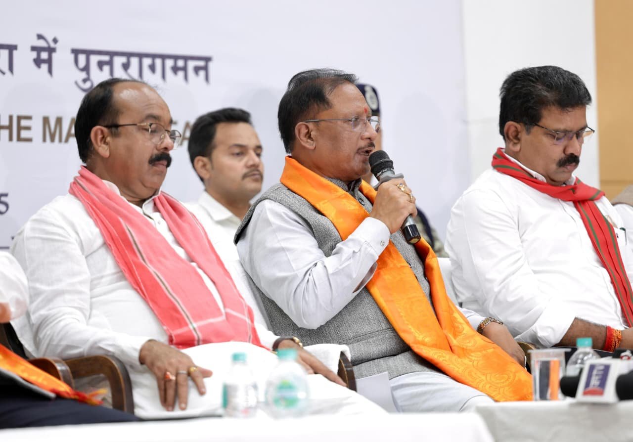 मुख्यधारा में लौटे माओवादी— बस्तर में शांति, विश्वास, विकास की नई सुबह : CM साय मुख्यधारा में लौटे माओवादी— बस्तर में शांति, विश्वास, विकास की नई सुबह : CM साय