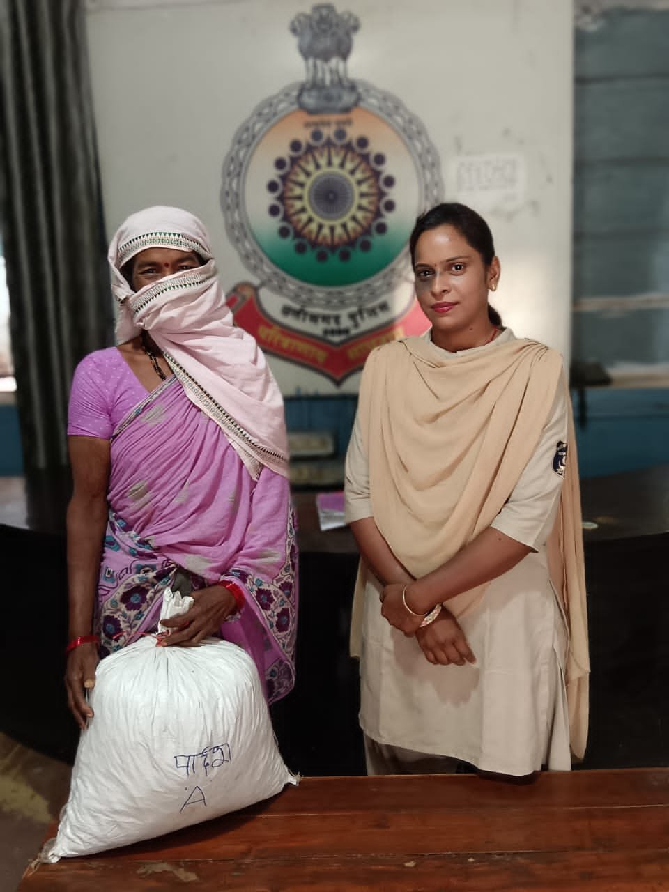 छावनी पुलिस की रेड, महिला ड्रग पेडलर गिरफ्त में, 40 हजार का गांजा जप्त छावनी पुलिस की रेड, महिला ड्रग पेडलर गिरफ्त में, 40 हजार का गांजा जप्त