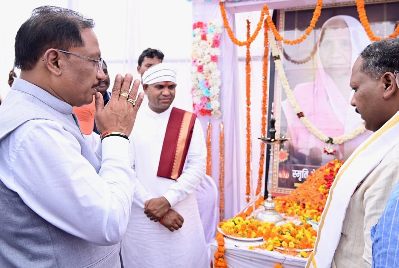 मुख्यमंत्री श्री विष्णु देव साय ने दिवंगत चन्दन बाई जी को दी श्रद्धांजलि मुख्यमंत्री श्री विष्णु देव साय ने दिवंगत चन्दन बाई जी को दी श्रद्धांजलि