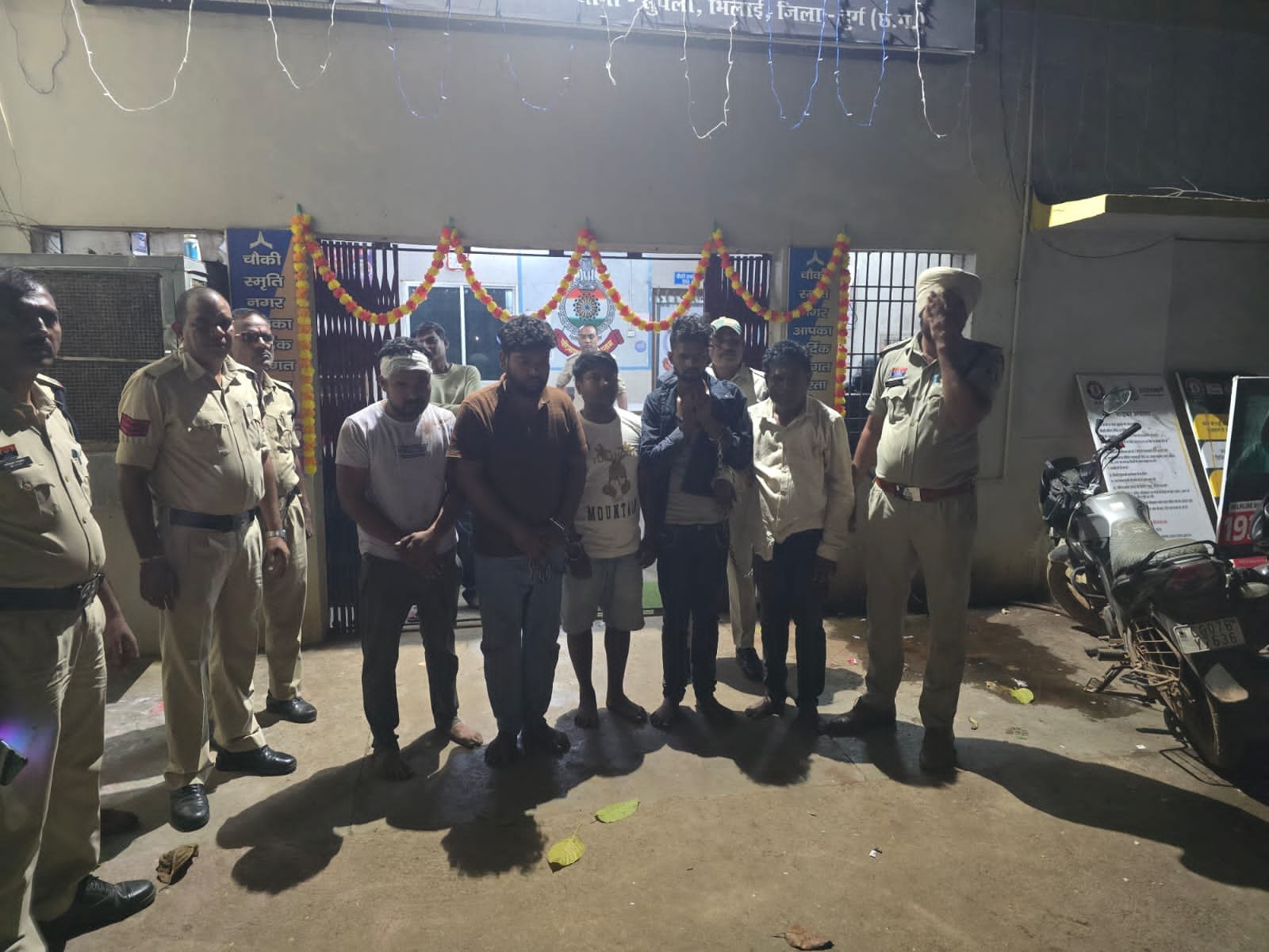 सूर्या मॉल से लेकर स्मृति नगर पुलिस चौकी दिखाई दबंगई, 5 आरोपी भेजे गए जेल सूर्या मॉल से लेकर स्मृति नगर पुलिस चौकी दिखाई दबंगई, 5 आरोपी भेजे गए जेल