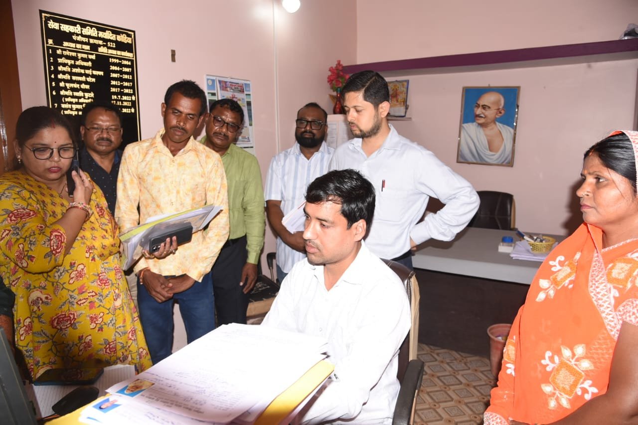 कलेक्टर ने सीसीबी के अधिकारियों, समिति प्रबंधकों व ऑपरेटरो को लगाई फटकार