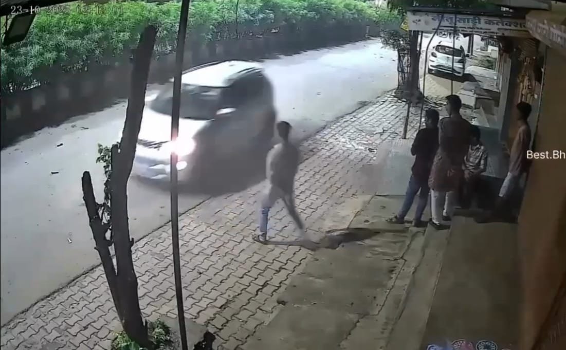 भिलाई में कार चालक की अमानवीय हरकत, सड़क किनारे बैठे कुत्ते को कुचला भिलाई में कार चालक की अमानवीय हरकत, सड़क किनारे बैठे कुत्ते को कुचला