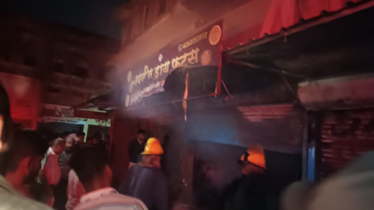 इंदिरा मार्केट स्थित नवनीत ड्राई फूड में लगी आग, शटर तोड़कर घुसी दमकल टीम