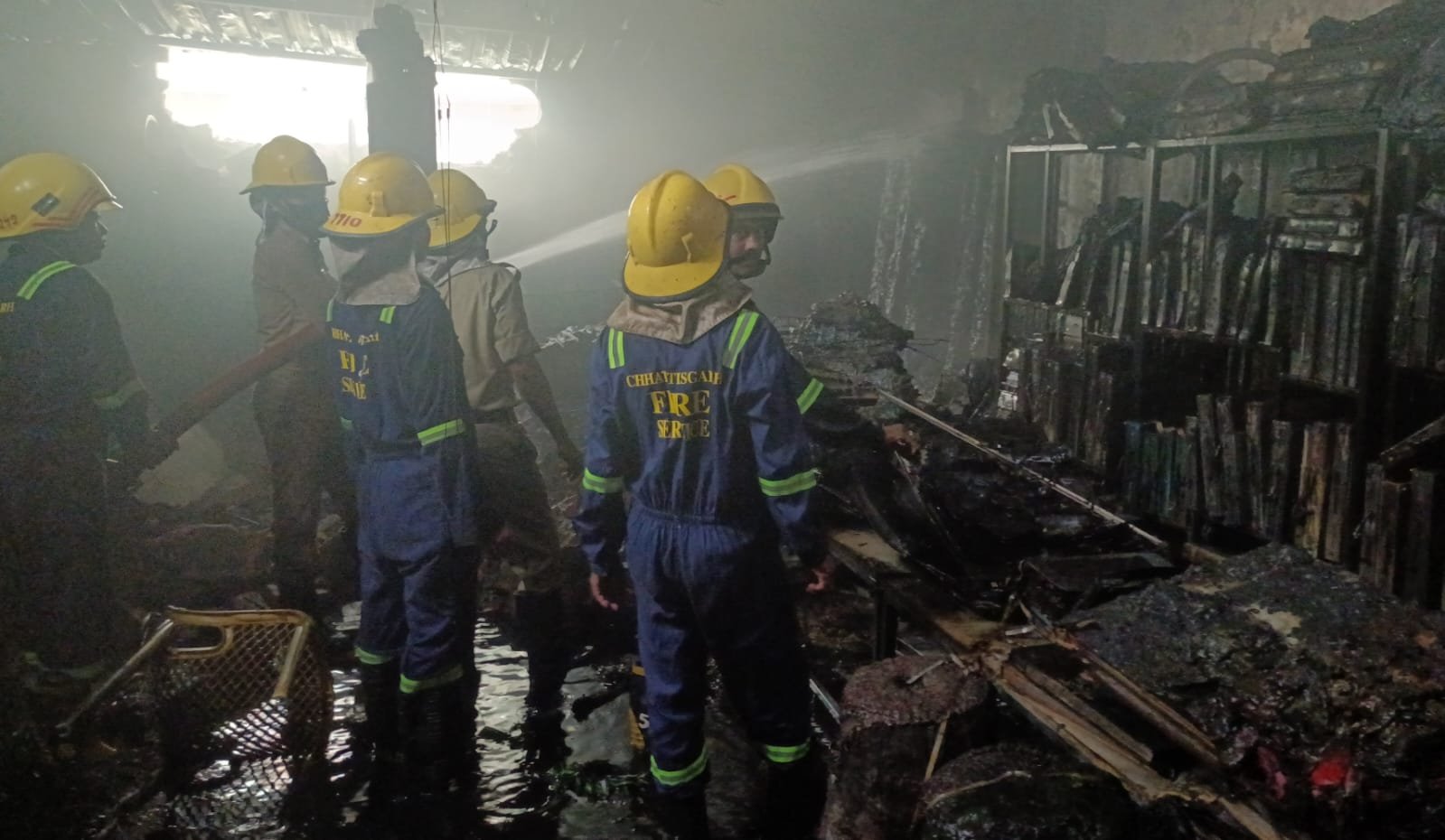 सेक्टर 6 A मार्केट में गद्दा पर्दा दुकान में लगी भीषण आग, 4 गाड़ी पानी की बौछार से काबू पाया