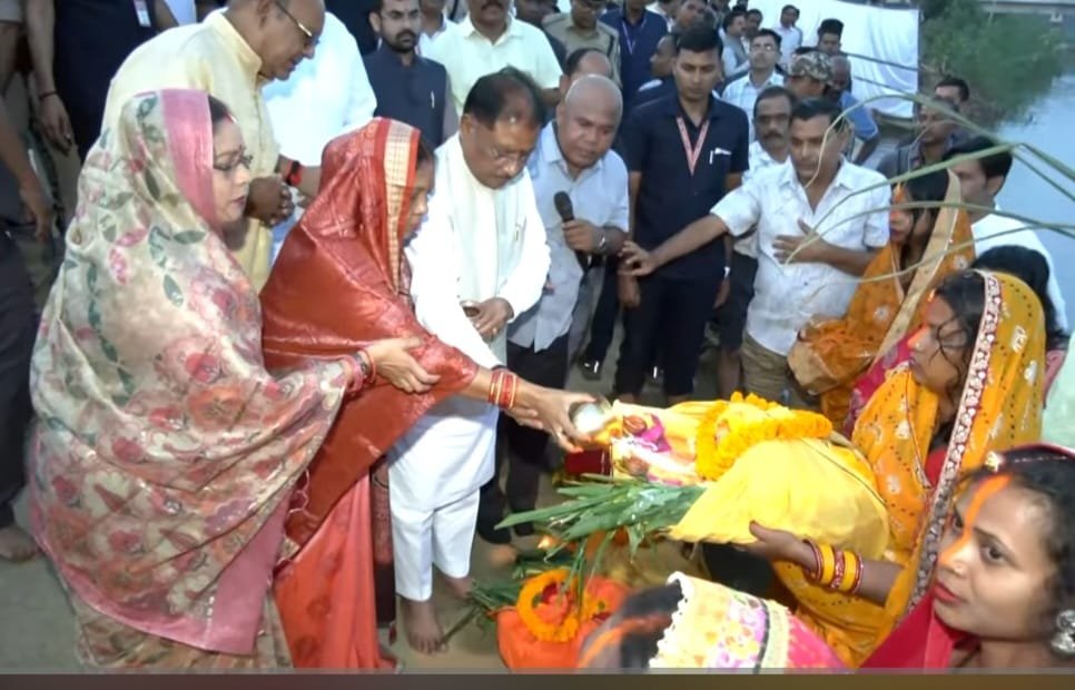 CM साय ने जशपुर में दुलदुला छठ घाट में सूर्य को दिया अर्घ्य: प्रदेश की सुख-समृद्धि और खुशहाली की कामना की