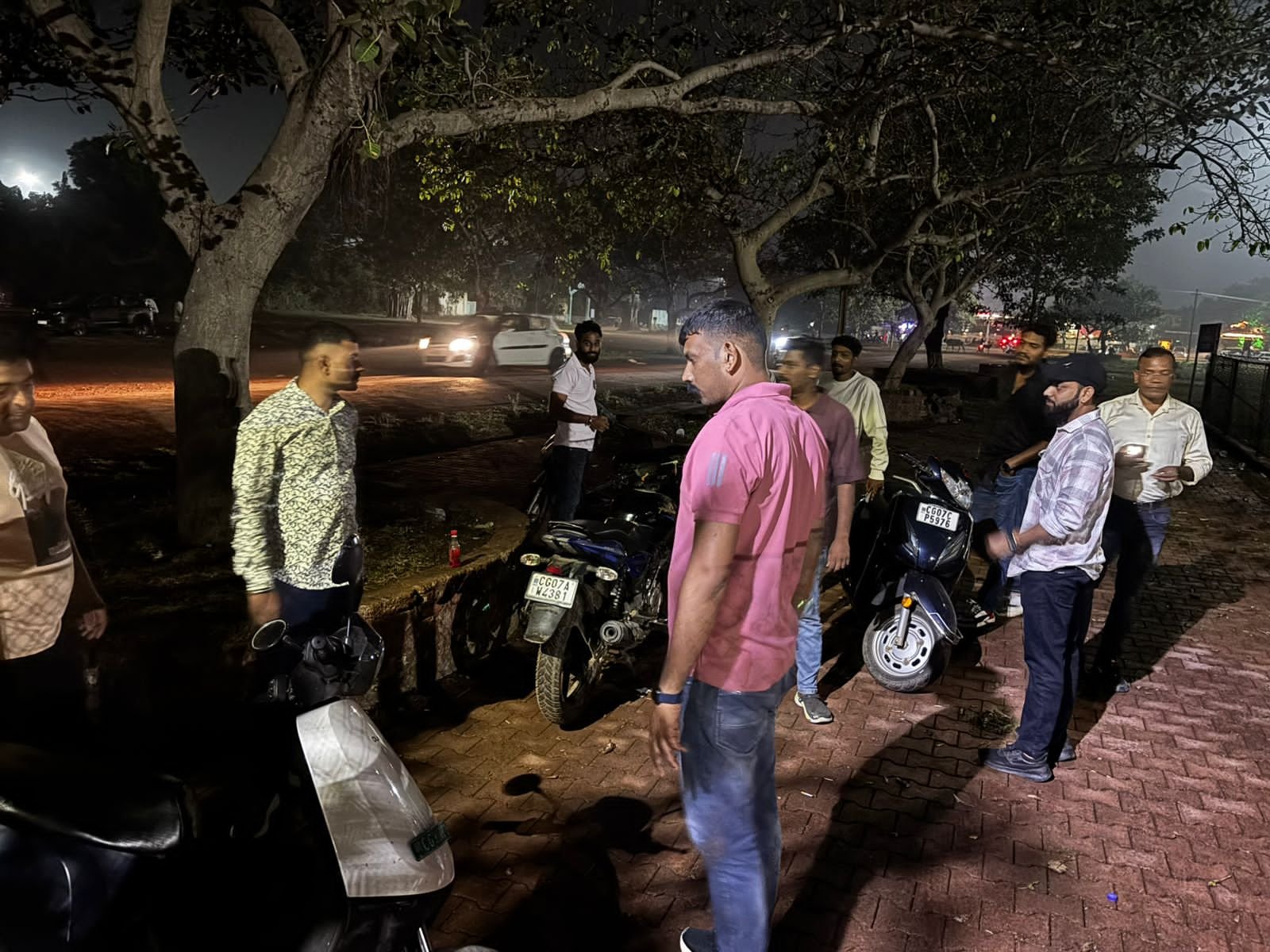 दुर्ग में खुलेआम सार्वजनिक जगह पर कर रहे थे शराबखोरी, 7 को किया गया गिरफ्तार दुर्ग में खुलेआम सार्वजनिक जगह पर कर रहे थे शराबखोरी, 7 को किया गया गिरफ्तार