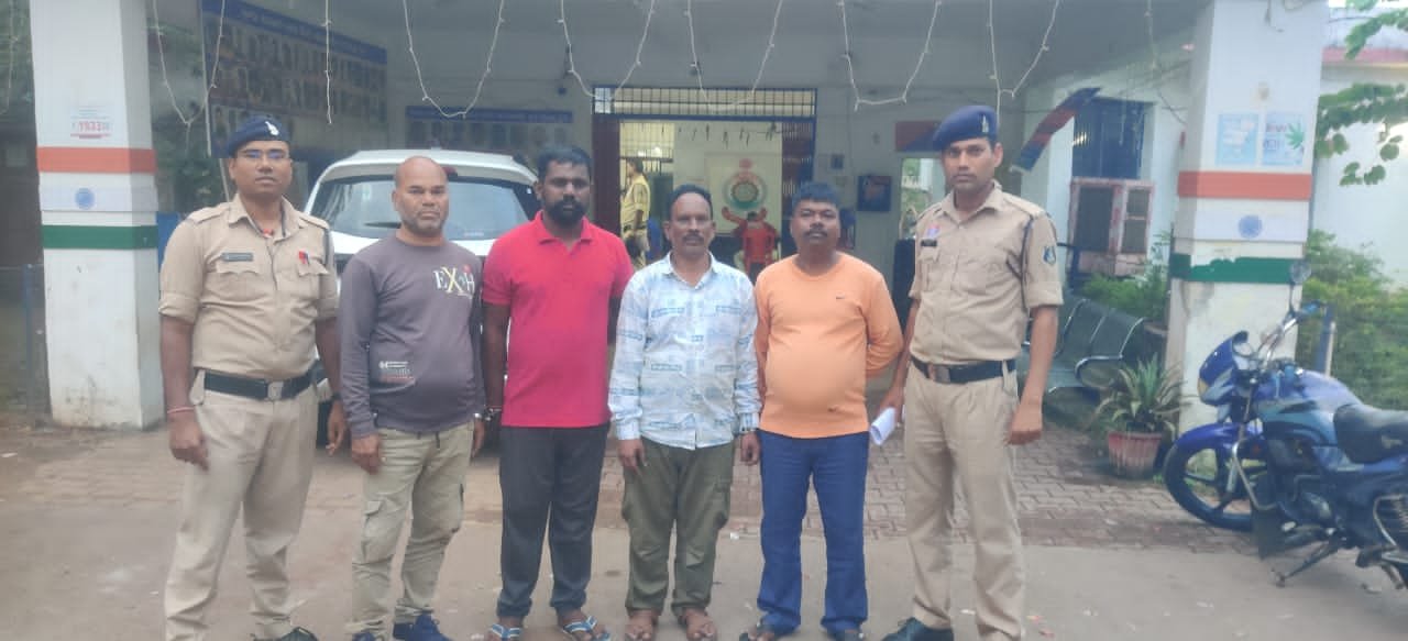 लोगों को ठगने जादू टोना का यंत्र लेकर दुर्ग पहुंचे उड़ीसा के पांच संदिग्ध, यंत्र जप्त लोगों को ठगने जादू टोना का यंत्र लेकर दुर्ग पहुंचे उड़ीसा के पांच संदिग्ध, यंत्र जप्त